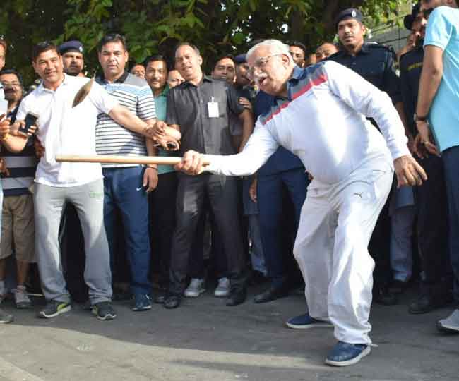 हरियाणा के CM मनोहरलाल को भाया गुल्‍ली डंडे का खेल, बच्‍चों संग जमकर की मस्‍ती