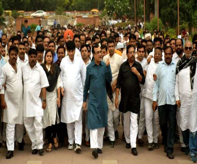 कर्नाटक: भाजपा सरकार के विरोध में राजघाट पहुंचे कांग्रेसी, शुरू किया लोकतंत्र बचाओ अभियान