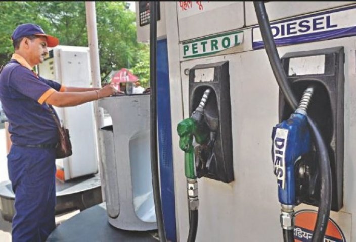 Photo of मनमोहन सरकार से भी ऊपर पहुंचीं पेट्रोल-डीजल की कीमतें…