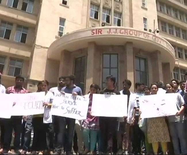 Photo of महाराष्ट्र: मरीज की मौत के बाद मारपीट करने पर डॉक्टर्स हड़ताल करने गए