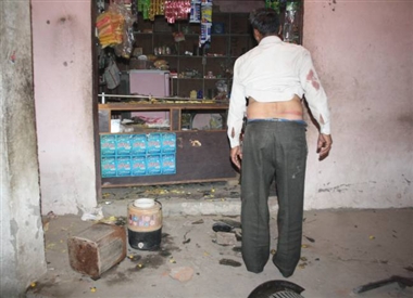Photo of मेरठ के कंचनपुर घोपला में जातीय संघर्ष, फायरिंग-पथराव में 17 घायल