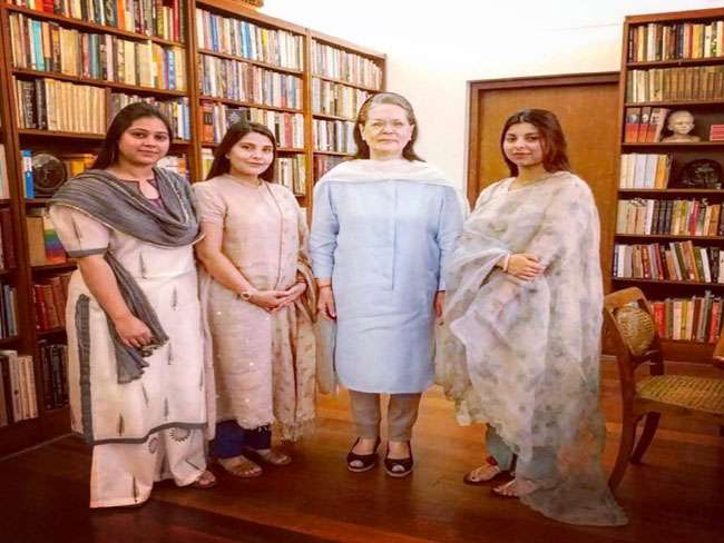 Photo of लालू की बेटियों ने सोनिया गांधी को दिया निमंत्रण, कहा-भाई की शादी है, आइएगा जरूर