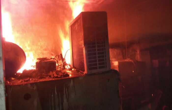 Photo of वाराणसी के व्यावसायिक भवन में शार्ट सर्किट से आग लगी