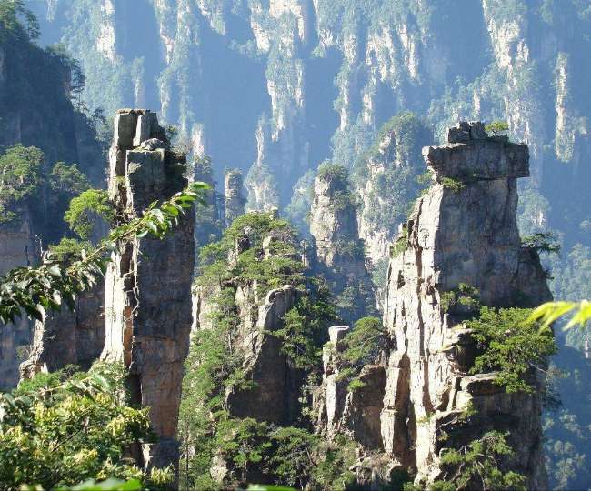 Photo of दुनिया की सबसे लंबी केबल कार और सबसे ऊंचे ग्लास ब्रिज को देखना है तो चीन आने का करें प्लान