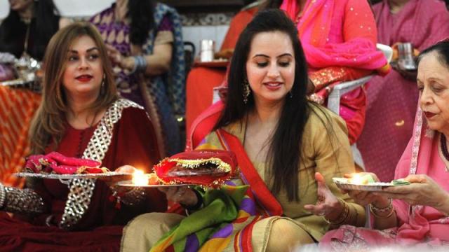Photo of सुख और सौभाग्य पाने के लिए करवाचौथ पर अवश्य करें इन चमत्कारी मंत्रों का जाप