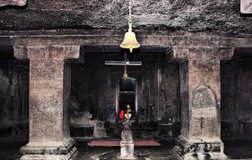 Photo of इस मंदिर में भक्त चढ़ाते हैं भोलेनाथ को झाड़ू, होता है चमत्कार