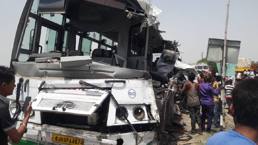 जम्मू-कश्मीर के रामबन जिले में बेकाबू बस खाई में गिरी ... 12 लोगो की मौत