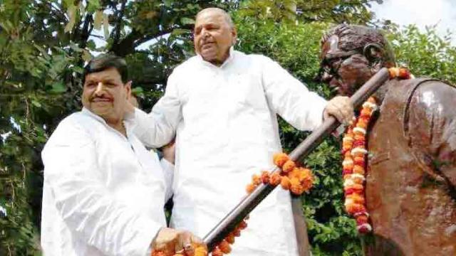 Photo of समाजवादी सेक्युलर मोर्चे के गठन के बाद पहली बार शिवपाल के साथ नजर आये मुलायम सिंह