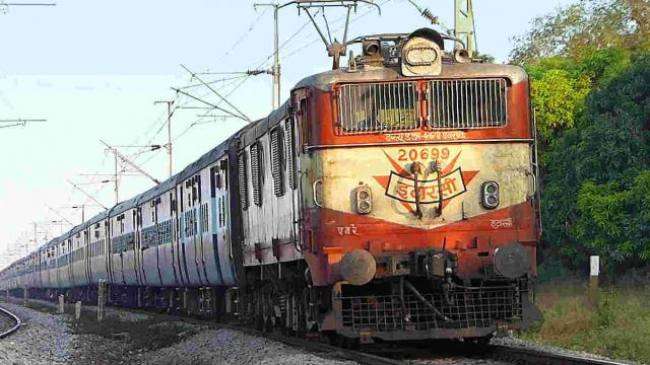 Photo of कानपुर सेंट्रल स्टेशन से मथुरा-बरेली तक दौड़ेंगी इलेक्ट्रिक ट्रेन