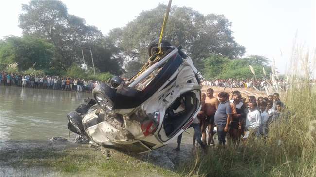 Photo of तेज रफ्तार कार बेकाबू होकर नहर में गिरी, पांच लापता लोगों की तलाश में लगा एसडीआरएफ