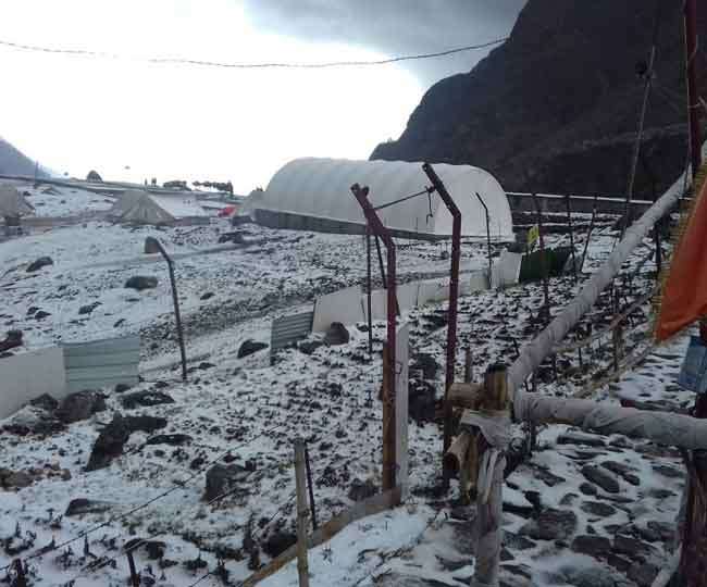 Photo of बदरीनाथ और केदारनाथ में हिमपात व बारिश का दौर जारी