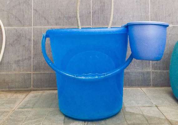 Photo of बाथरूम में जरूर रखे इस रंग की बाल्टी, नहीं होगी पैसे की कोई कमी