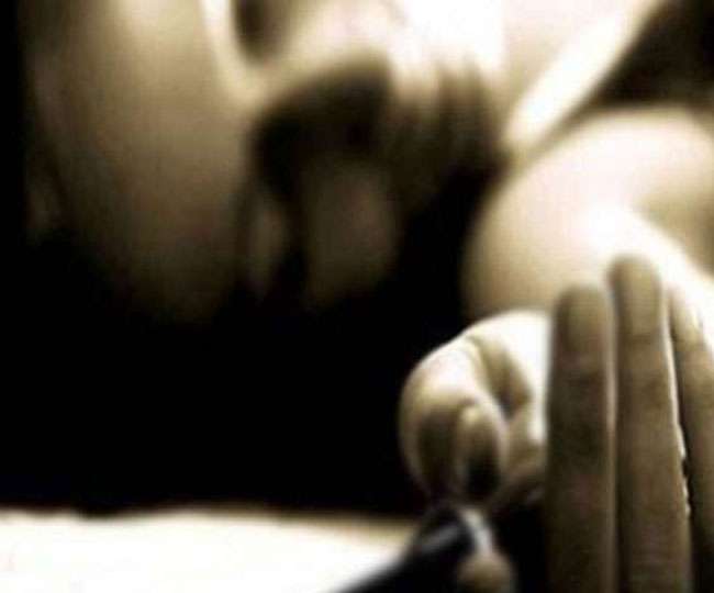 Photo of मृत पत्नी के जिस्म से लिपटकर 24 घंटे बैठा रहा शख्स