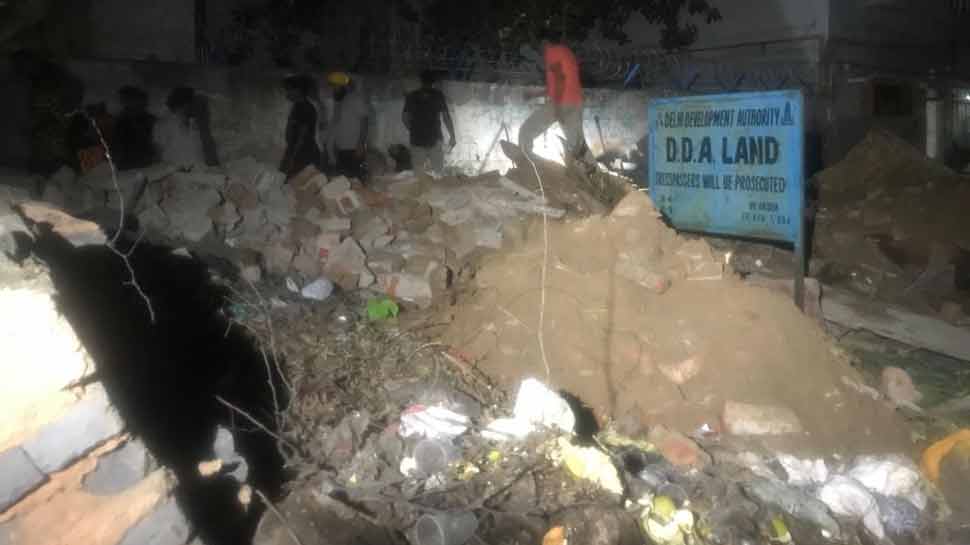 #बड़ा हादसा: रोहिणी इलाके में निर्माणाधीन डिस्पेंसरी की दीवार गिरी..एक मजदूर की मौत#बड़ा हादसा: रोहिणी इलाके में निर्माणाधीन डिस्पेंसरी की दीवार गिरी..एक मजदूर की मौत