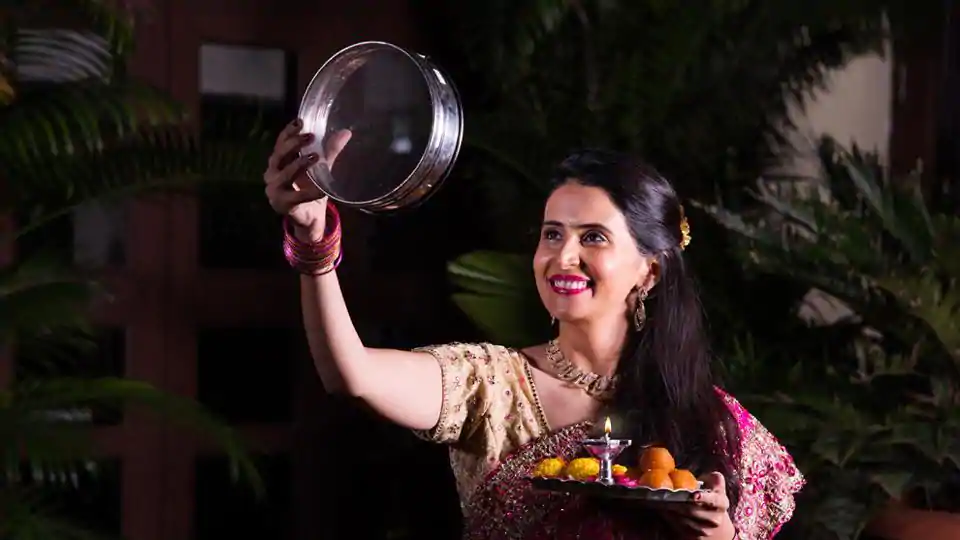 Photo of करवा चौथ 2018: जानिए, क्या है इस पर्व का महत्व, इतिहास आैर अर्थ