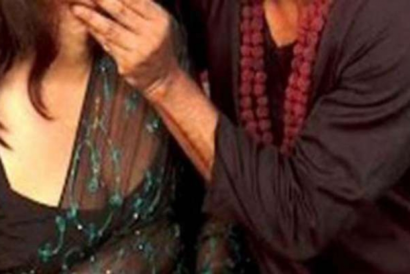 Photo of बहुत बड़े प्रेत का साया बताकर उतरवाए महिला के कपड़े
