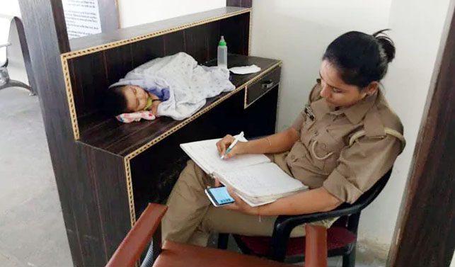 Photo of 6 माह की बेटी के साथ थाने में यह महिला कॉन्स्टेबल करती है काम