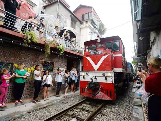 Photo of इस रेलवे ट्रैक पर जान हथेली पर रखकर सेल्फी क्यों ले रहे लोग