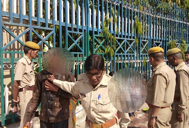 Photo of दबंगों ने धमकाया और पुलिस ने टरकाया, फिर एक बेटी का परिवार आत्मदाह की हद तक आया