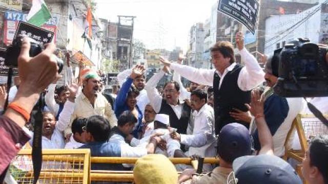 Photo of CBI दफ्तर के बाहर प्रदर्शन के दौरान लाठीचार्ज, राजबब्बर समेत अन्य नेताओं ने दी गिरफ्तारी