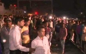 Photo of अमृतसर में रावण दहन देख रही भीड़ पर रेलगाड़ी चढ़ी, 50 की मौत,  बढ़ सकती है मरने वालों की संख्‍या