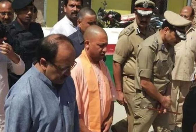 Photo of डिप्टी CM केशव मौर्य के पिता को अंतिम विदाई देने पहुंचे मुख्यमंत्री योगी आदित्यनाथ