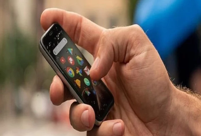 3.3 इंच डिस्प्ले के साथ Palm ने लांच किया अपना पहला एंड्रॉयड फोन