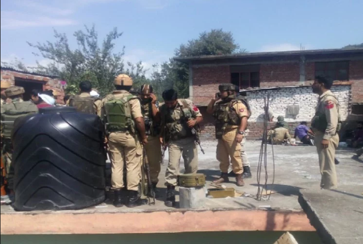 Photo of जम्मू-कश्मीर: पाकिस्तान सेना की नापाक हरकत जारी, पुंछ ब्रिगेड मुख्यालय पर दागा गोला