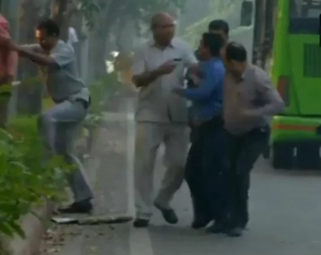 Photo of CBI निदेशक आलोक वर्मा के घर के बाहर दिखे चार संदिग्ध, पुलिस कर रही पूछताछ