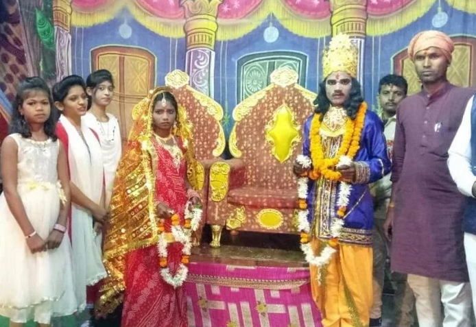 UP: रामलीला के मंच पर हुई हकीकत की शादी, एक-दूजे के हुए 'राम-सीता'