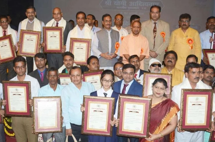 Photo of वैज्ञानिक सम्मान समारोह में बोले सीएम योगी, कहा- ठोस कचरे को धन में बदलने के लिए वैज्ञानिक करें काम