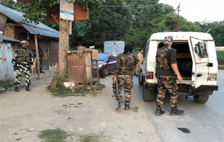 Photo of J&K : पावर ग्रिड की सुरक्षा में तैनात जवान पर आतंकियों ने फेंका ग्रेनेड, हमले में एक शहीद