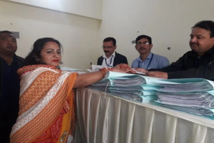 Photo of निकाय चुनाव: पति के लिए नामांकन वापस लेकर कांग्रेस के समर्थन में आई पत्नी