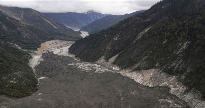 Photo of ब्रह्मपुत्र नदी के समीप पहाड़ों पर भूस्खलन, असम और अरुणाचल में आ सकती है बाढ़