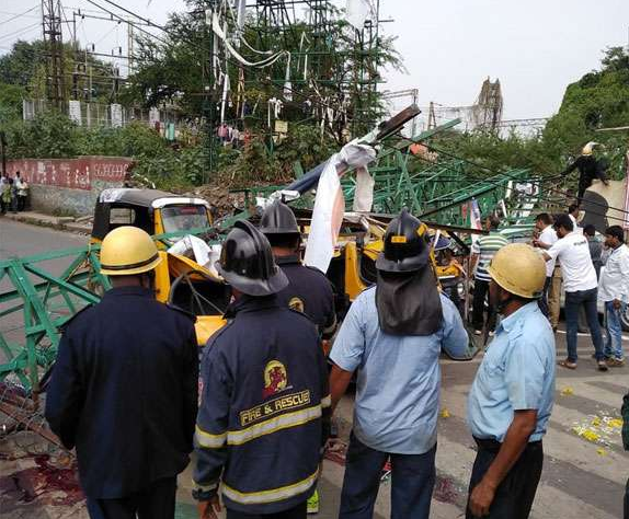 Photo of पुणे में सड़क पर गिरा फ्लेक्स बैनर, कई लोग हुए घायल