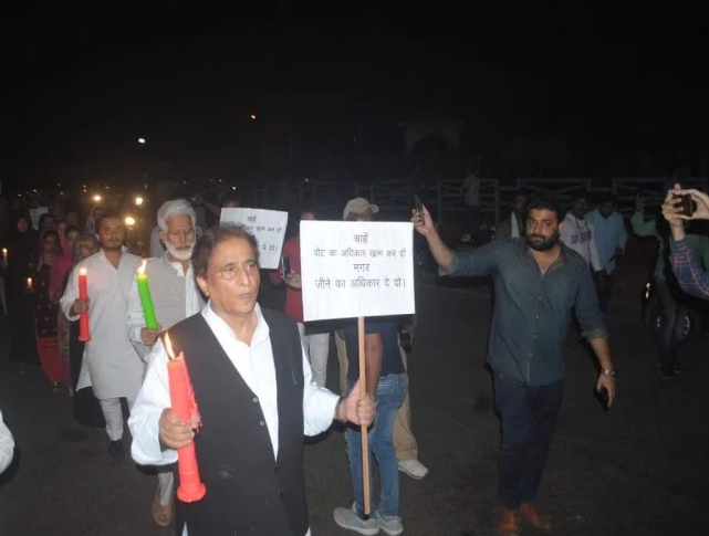 Photo of आजम खां ने कैंडिल मार्च निकालकर आजिम की हत्या का जताया विरोध