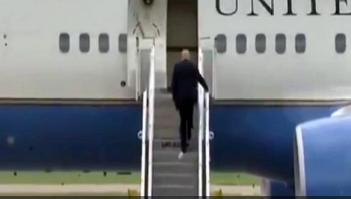Photo of अमेरिकी राष्ट्रपति ट्रंप के जूतों से चिपका पेपर, लोगों ने यूं उड़ाया मजाक, वायरल हुआ वीडियो
