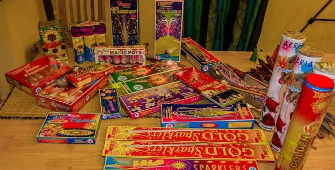 Photo of सुप्रीम कोर्ट द्वारा जारी निर्देश के बाद पटाखों की बिक्री पर लटकी तलवार, व्यापारी ग्रीन पटाखे से हैं अनजान