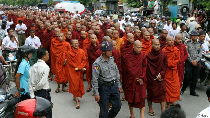 Photo of श्रीलंका में गंभीर बिजली संकट, बुद्ध की शरण में आये सभी अधिकारी, आज बौद्ध भिक्षुओं को कराया जाएगा भोजन