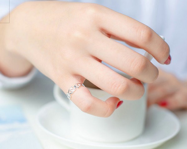 जिन महिलाओ के नही हो पाते है बच्चे वो हाथ की इस अंगुली में पहने सोने की अंगूठी, हो जाएगी संतान