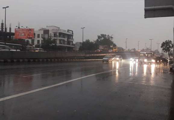 Photo of दिल्ली-NCR में बारिश ने बढ़ाई ठंड, पड़ सकते हैं ओले