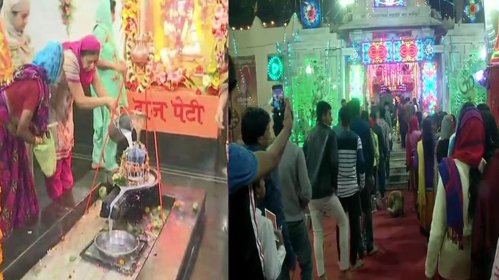 Photo of महाशिव‍रात्रि पर मंदिरों में उमड़ी श्रद्धालुओं की भीड़, कुंभ का आखिरी स्नान आज