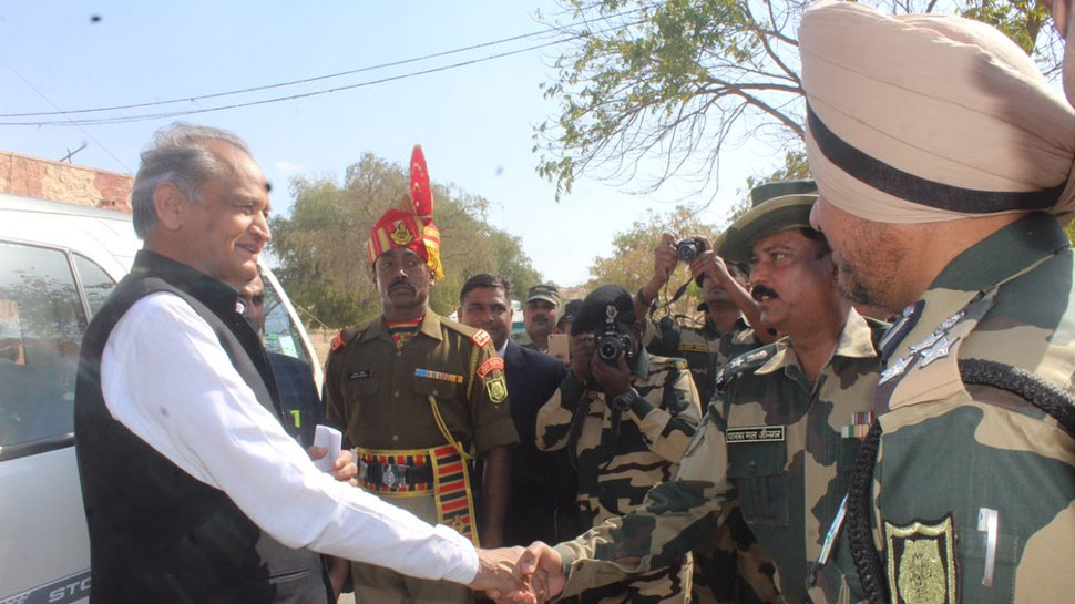 Photo of सीएम गहलोत ने किया पश्चिमी सीमा का दौरा, भारत-पाक बॉर्डर पर तैनात जवानों का बढ़ाया हौसला