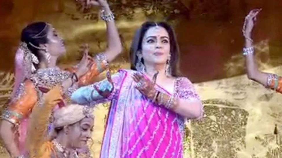 Photo of संगीत की रस्म में नीता अंबानी ने कृष्ण भजन पर बहुत प्यारी डांस प्रस्तुति दी