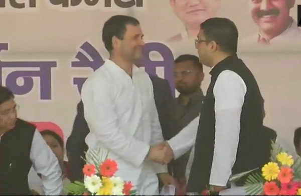 Photo of पूर्व भाजपा सीएम के बेटे ने ज्वाइन की कांग्रेस, एक और सांसद ने छोड़ा कमल का साथ