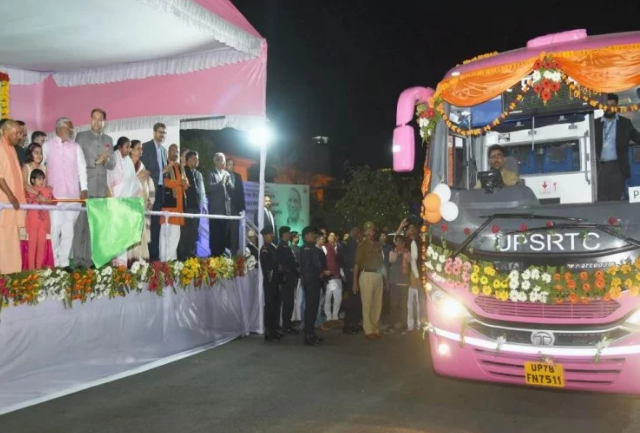 Photo of महिलाओं को समर्पित पिंक बस आलमबाग बस टर्मिनल से दिल्ली के लिए हुई रवाना