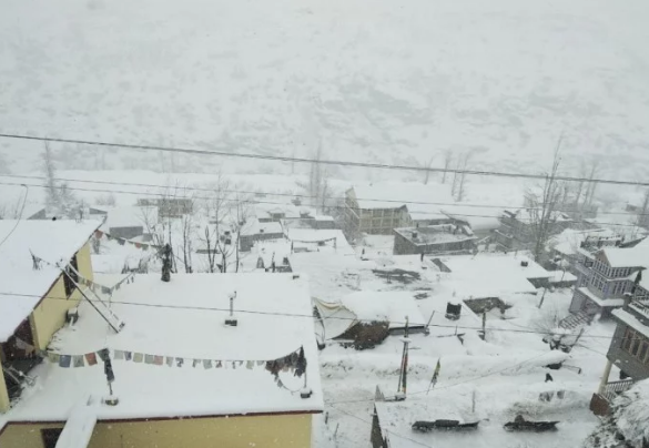 Photo of होली के त्योहार पर बारिश ने फेरा पानी, पहाड़ी इलाकों में बर्फबारी जारी