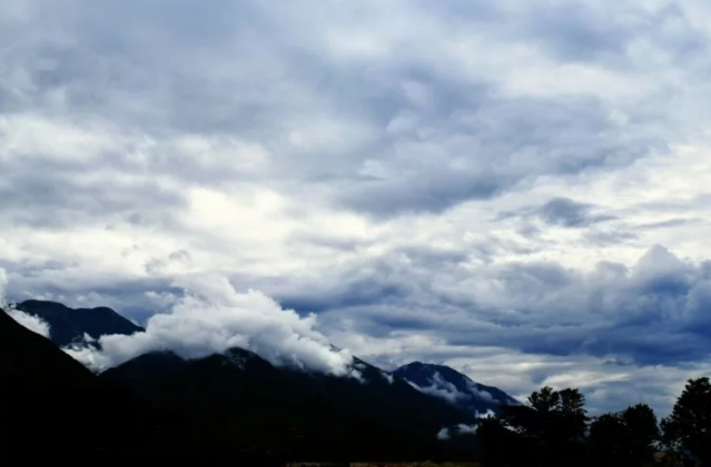 Photo of उत्तराखंड में बदला मौसम का मिजाज, मैदानी और पहाड़ी इलाकों में छाए बादल, यमुनोत्री में हुई बर्फबारी