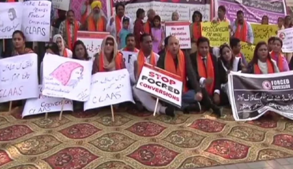 हिंदू लड़कियों के जबरन धर्म परिवर्तन के खिलाफ लाहौर में विरोध प्रदर्शन जारी