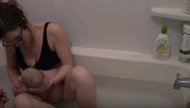 Photo of डिलिवरी का Live Video: महिला ने बाथटब में अकेले ही बच्चे को दिया जन्म, तेजी से लोगों तक पहुंच रहा ये वीडियो…
